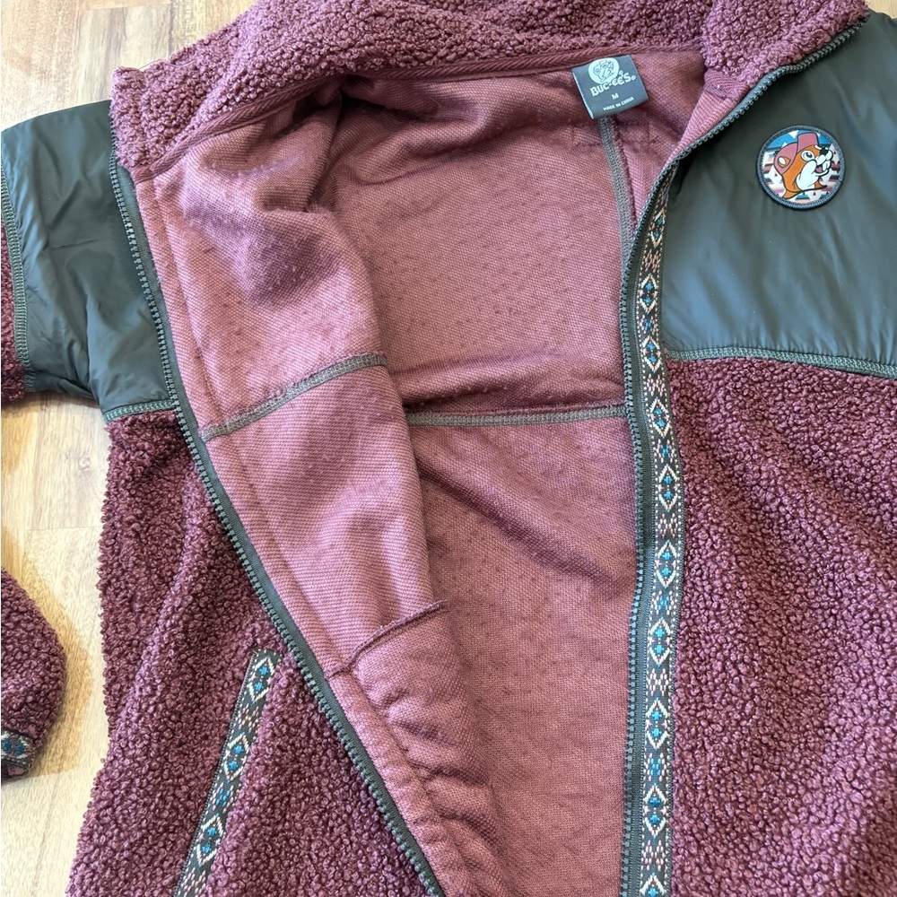 Men's Buc-ees Sz M Zip Up Red Maroon Sherpa Jacket Aztec Pockets Collar Fuzzy - Picture 7 of 8